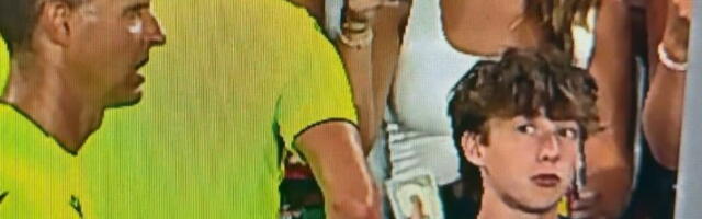 NAVIJAČ USRED UTAKMICE POKUŠAO DA "PODMITI" SUDIJU! Šokantne scene iz SAD! Arbitar gledao VAR snimak, a pred njegovim očima se pojavila novčanica