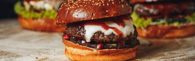 Trik s kockicom leda čini burger sočnijim: Kuvari otkrivaju šta je ključno