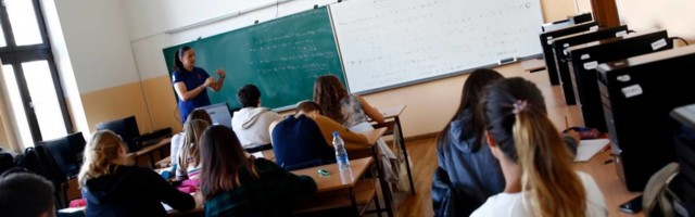 Do sada su se falsifikovali indeksi i doktorati, a sada su u Beogradu uhapšene 34 osobe zbog izdavanja lažnih srednjoškolskih diploma