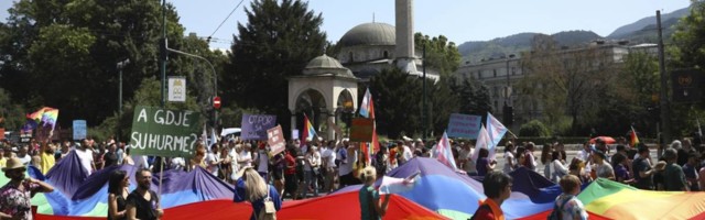Danas smo srušili svoja četiri zida - održana gej parada u Sarajevu,  isto vreme tradicionalisti imali svoju povorku