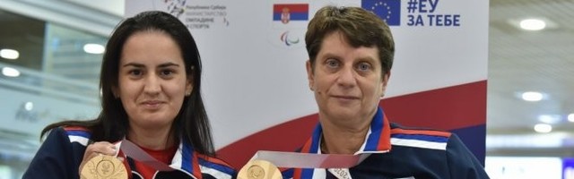 Bronzane Nada Matić i Borislava Perić Raković stigle u Beograd! /FOTO/