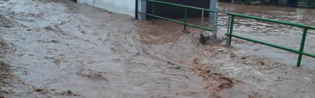 SARAJEVO POD VODOM: Potopljene kuće, obustavljen saobraćaj, naselja vez struje (FOTO/VIDEO)