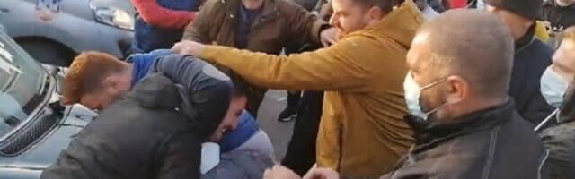Tuča u Zemunu, kolima hteo da probije blokadu (VIDEO)