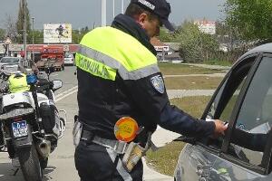 Возач "голфа" алкохолисан ударио у полицијска кола, возач "мерцедеса" возио без дозволе позитиван на кокаин