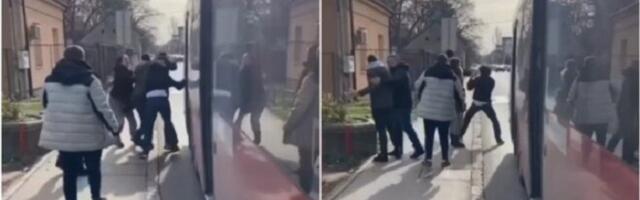 Mladići se pesničili ispred autobusa (VIDEO)