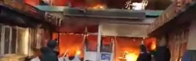 Izbio požar na pijaci, poginulo OSMORO (VIDEO)