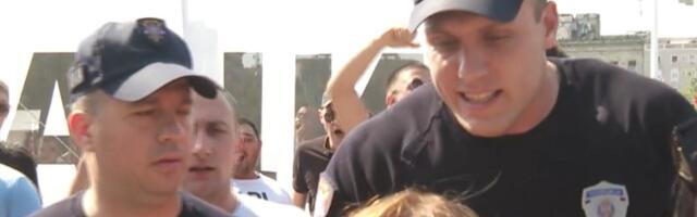 Studenti opleli po policiji: "Više se stidimo vas, nego transparenta koji čuvate"
