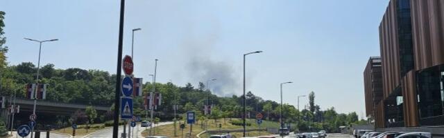 Planuo splav na Adi Ciganliji: Gust crni dim se vidi izdaleka