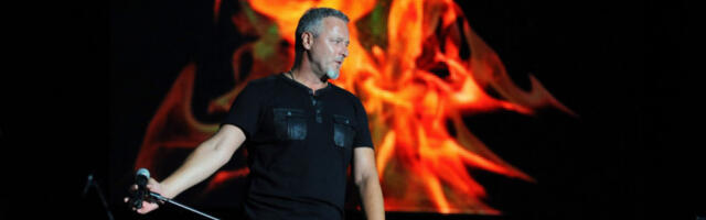 TOMPSON ZAPOČEO KONCERT U MAJICI KOJA SLAVI TERORIZAM! Isplivala poruka iz Zagreba - ZBOG OVOGA SE DIGAO REGION!