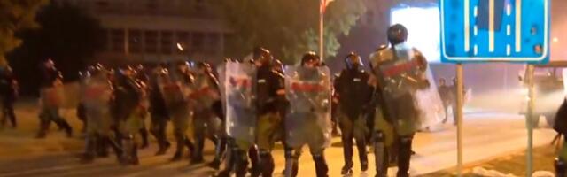 Građanin: 20-ak policajaca istrčalo iz Rektorata i počelo da udara narod