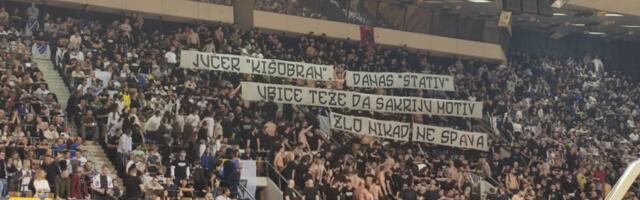 SRAMOTA U SARAJEVU: Divljanje navijača BiH, užasno šta pevaju Srbima i predsedniku Vučiću! (FOTO)