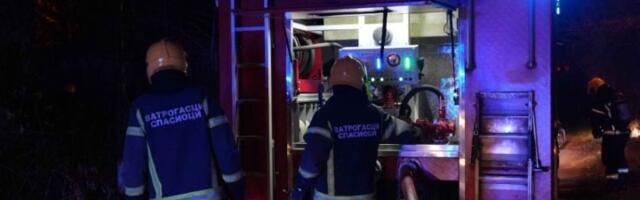 Požar u soliteru na Voždovcu: Stigle brojne vatrogasne ekipe