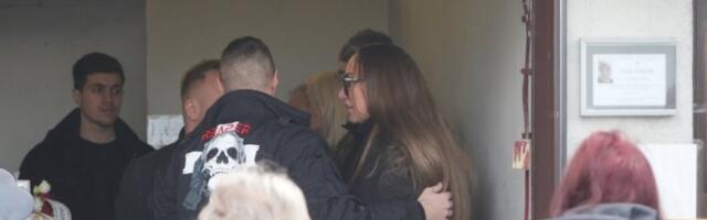 BIVŠI MUŽ GOGE SEKULIĆ SE POJAVIO NA SAHRANI: Scena na groblju KIDA DUŠU, pevačicu bol rastrzao u delove!