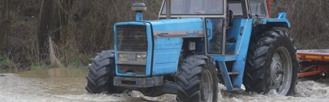 Meštani Dljina traktorima prevoze decu u školu: Odsečeni od sveta zbog izlivanja Zapadne Morave