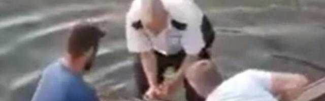 RIBARI IZVUKLI STVORENJE SA 4 NOGE: Prestravili su se kada su videli o ČEMU JE REČ (VIDEO)