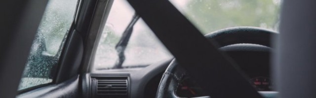 AKO STE VOZILI KROZ PLJUSAK I ULICE PUNE VODE, evo šta obavezno morate da proverite na automobilu i na koje znake upozorenja TREBA ODMAH DA ZAUSTAVITE AUTO