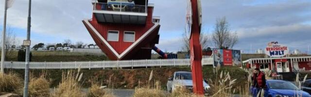 TURISTIČKA ATRAKCIJA! Kuća okrenuta naopačke! Pogledajte kako izgleda ova nestvarna scena! (FOTO)