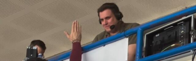 Darko Plavšić na ivici suza, dobio poklon od navijača: Arena skandirala poznatom komentatoru (VIDEO)