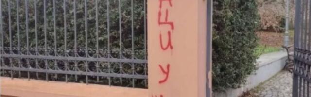 Maturant tuži SNS: Targetirali ga kao autora grafita "Ćaci u školu"