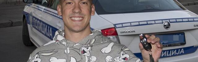 POLICIJA ISTRESLA BAKU PRASETA IZ GAĆA NASRED AUTO-PUTA! Naglo prekinut lajv srpskog jutjubera dok DIVLJA za volanom bez dozvole (VIDEO)