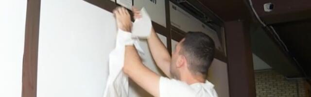 Nišlije zalepile umrlice na stranačke prostorije SNS (VIDEO)