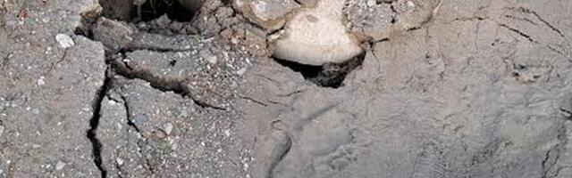 Krater ispred škole posle radova na kanalizaciji