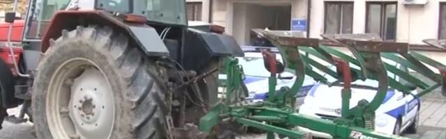 Paori blokirali ulaz u policijsku stanicu u Bogatiću kao podršku kolegama koji su pozvani na saslušanje