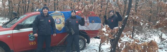 Pripadnici Vatrogasno-spasilačke brigade uneli badnjak i čestitali građanima Badnji dan