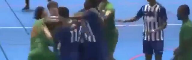 Skandal: Igrači se potukli i šamarali u finalu turnira, policija uletela na teren, meč bio prekinut