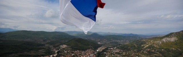 (VIDEO) Kamera usnimila huligane koji su hteli da zapale srpsku zastavu u Gračanici