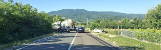 Težak sudar kod Topole: Od siline udara auto završio na krovu (FOTO)