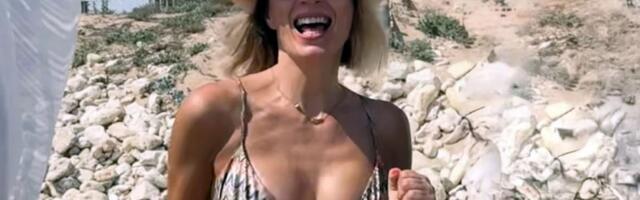 Na pragu 6. decenije ima brutalno telo: Pevačica pozira u bikiniju, iscrtan svaki mišić - tajna je u OVOME