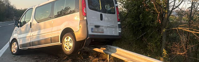 ČITAOCI KURIRA JAVLJAJU: Kombi pun Srba završio na bankini kod Velesa (FOTO)