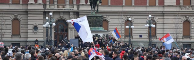 Bez maski i distance nekoliko stotina Beograđana protestuje na Trgu Republike protiv novih mera i Kriznog štaba