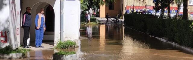 I drugi dan zbog poplave na Bulevaru Nemanjića nema vode