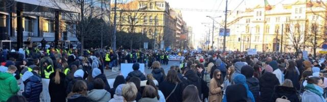 Evo koliko je ljudi bilo na protestu ispred Ministarstva prosvete