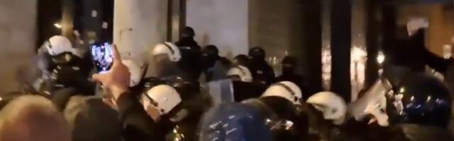 Haos ispred Skupštine NS: Policija pendrecima udara studente i građane koji su blokirali zgradu (VIDEO)