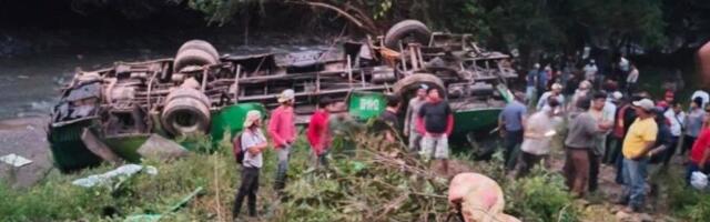 STRAVIČNA TRAGEDIJA, KRCAT AUTOBUS PAO SA 180 METARA U JARUGU: Mrtvi i povređeni na sve strane, fotografije sa mesta nesreće lede krv u žilama! (FOTO)