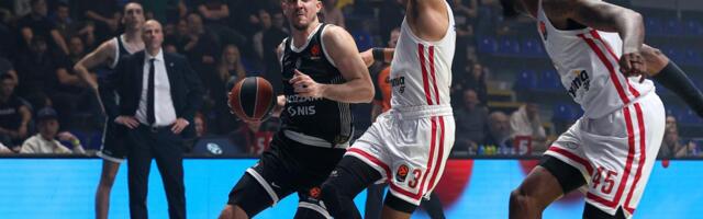 KOŠARKAŠI KRENULI U SVLAČIONICU, GROBARI IH VRATILI NAZAD! Navijači Partizana postrojili igrače  - naredili Vanji da se zaustave, pa uradili ovo! VIDEO