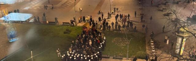 (FOTO) Smejurija, ali smejurija: Pogledajte koliko se blokadera skupilo da protestuje protiv Vučića