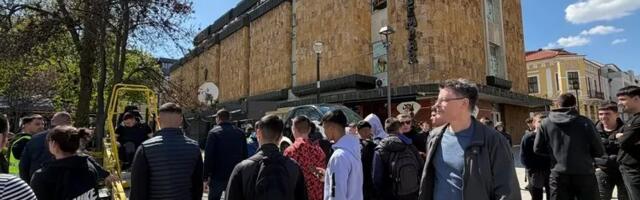 NA MATURU BEZ AUTOMOBILA: Emotivne ispovesti preživelih i simulatori sudara opominju kragujevačke maturante (FOTO)