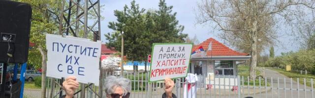 „Džoni i Mito, niste sami!“: Novosadski zborovi okupili se ispred zatvora na Klisi