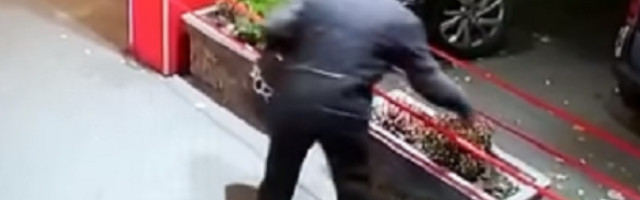 Misteriozna baka prišla žardinjeri i počela da čupa cveće, napunila torbu i mirno odšetala - sve snimile nadzorne kamere (VIDEO)