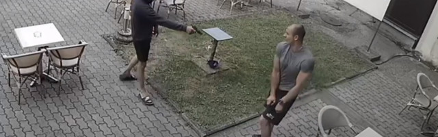 (UZNEMIRUJUĆI VIDEO) JEZIVO Snimak pucnjave u Čačku, hladnokrvno prišao muškarcu i izrešetao ga!