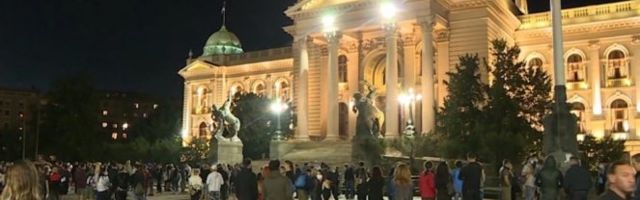 Šesti dan protesta ispred Skupštine Srbije: Mirne demonstracije, primetno manje ljudi