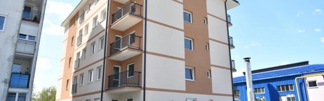 Porodice izbegle iz BiH i Hrvatske dobile ključeve od stanova u novoj zgradi na Ljubić keju