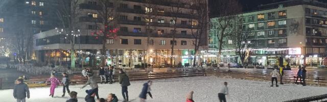 Počele zimske čarolije na trgu,proradilo klizalište