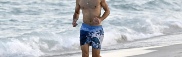 Paparaco sa plaže: Šta će Novak Đoković u Majamiju kad je odustao od turnira? /FOTO/
