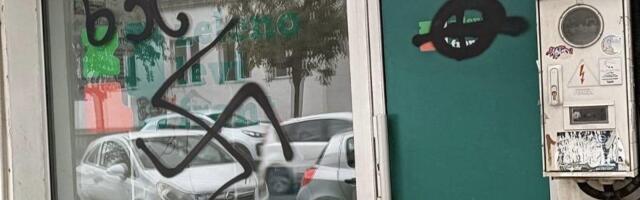 Fašističkim simbolima išarane prostorije Zeleno-levog fronta u Nišu