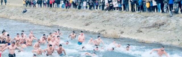 NIKAD VEĆI BROJ: Evo koliko Rusa će danas uroniti u prehladnu vodu na Bogojavljenje